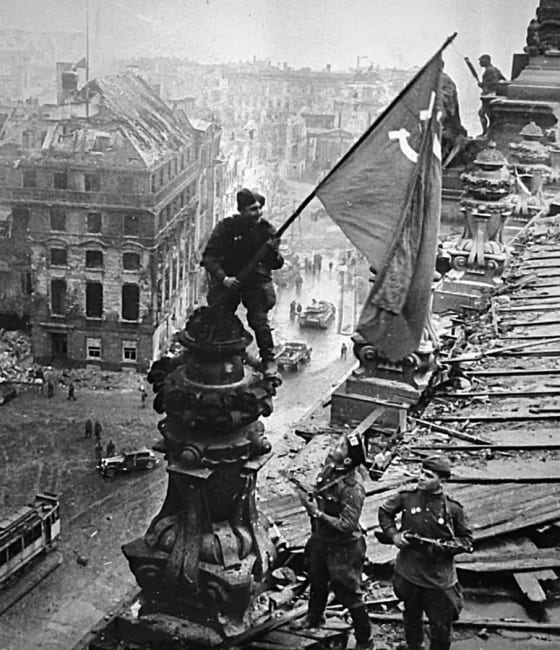 Советские воины водрузили Знамя Победы над Рейхстагом (1945)