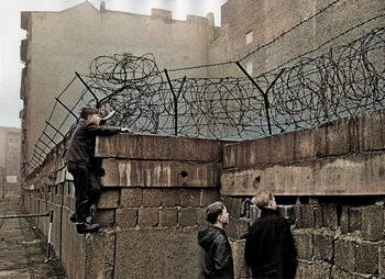 Началось сооружение Берлинской стены