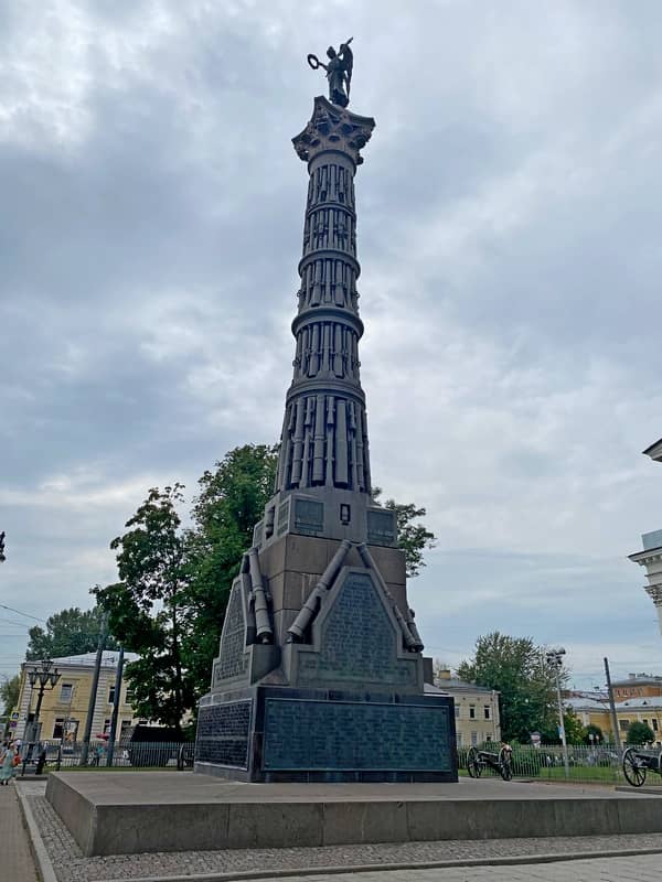 Памятник Славы у Троицкого Собора в Санкт-Петербурге