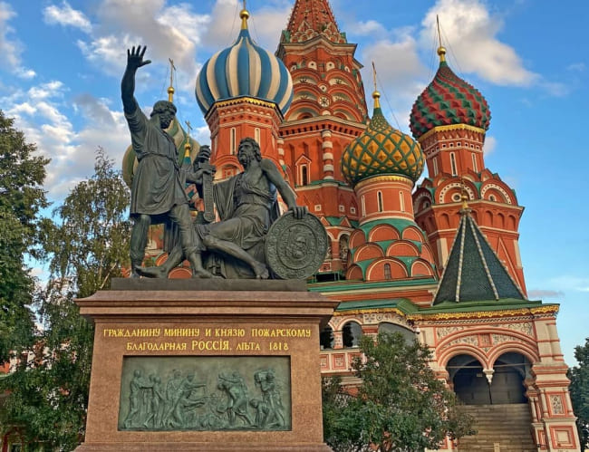 В Москве открыт памятник Кузьме Минину и князю Пожарскому (1818)