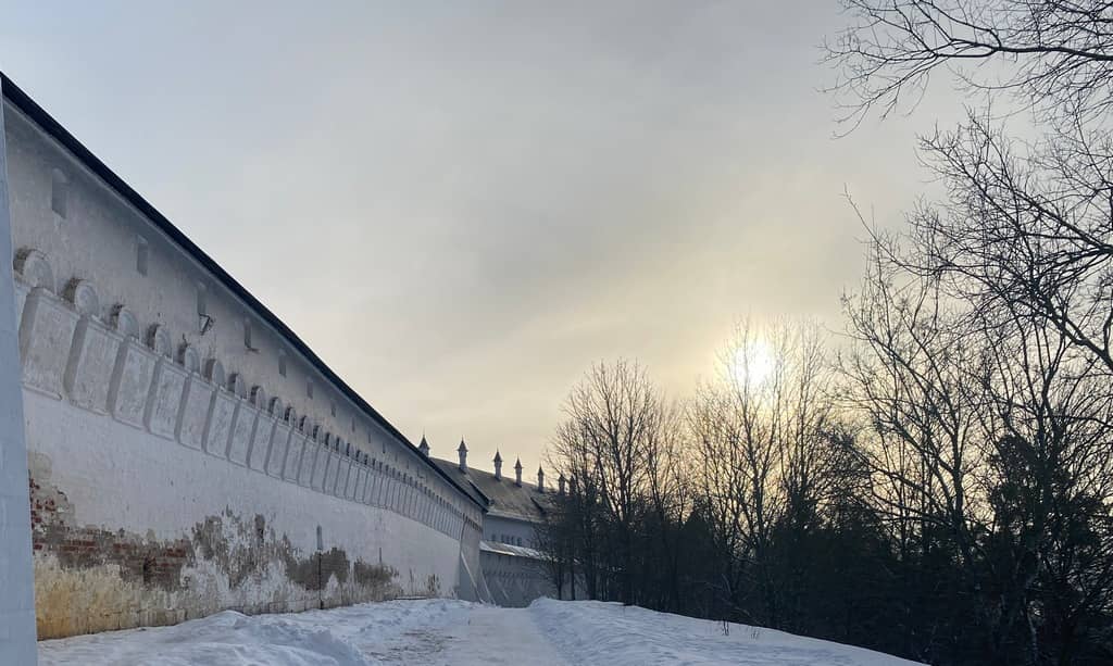 Стены савино-сторожевского монастыря