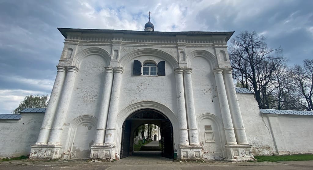 Святые врата Свято-Троицкого монастыря